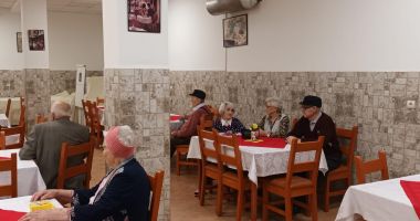 Stire din Social : Seniorii Căminului pentru Persoane Vârstnice au sărbătorit zile de mare importanță istorică