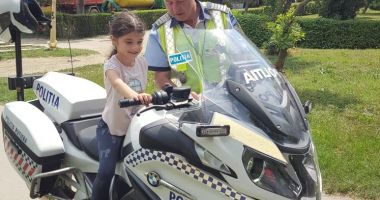 Stire din Eveniment : Activitate educativ-preventivă pentru copii desfășurată de polițiști