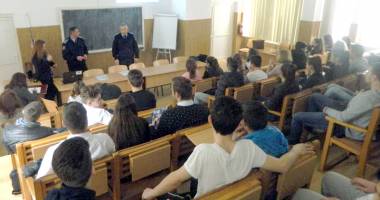 Stire din Eveniment : Activități de prevenire a consumului de droguri în școlile constănțene