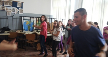 Stire din Cultură-Educație : Activități comune  în aer liber cu elevi  din centrele școlare