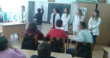 Stire din Cultură-Educație : Activități organizate  de studenții mediciniști pentru elevii Centrului "Delfinul"