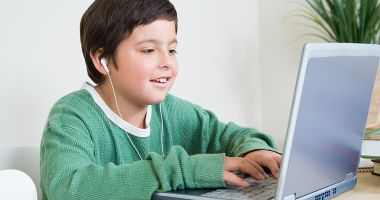 Stire din Cultură-Educație : Activităţi online pentru copii. Aflaţi ultimele știri despre Peter Munk!