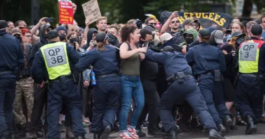 Stire din Actualitate : Controverse și proteste violente după moartea unui student de 18 ani încătușat de polițiști după ce fusese înjunghiat