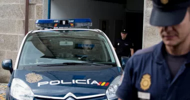 A fost condamnat un cuplu care și-a abandonat cei trei copii la hotel pentru a merge la distracție