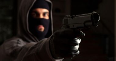 Stire din Eveniment : Jaf armat într-o benzinărie din București: un tânăr cu cagulă a amenințat cu un pistol și a furat bunuri