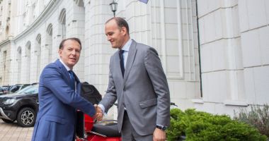 Stire din Politică-Administrație : Cîţu, după gafa ministrului Finanțelor: "Era optimist, vedea în viitor cât o să fie salariul minim pe economie"