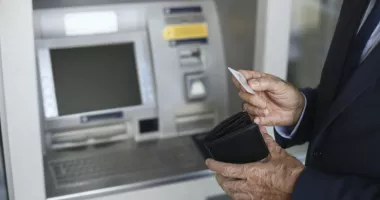 Stire din Eveniment : Poliţia caută o persoană care a scos 15.000 de lei dintr-un bancomat şi i-a uitat pe aparat