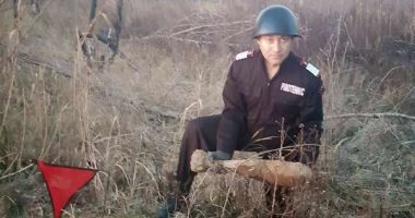 Stire din Eveniment : Bombă de aruncător, descoperită pe un teren viran