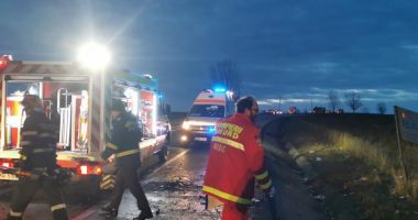 Stire din Eveniment : Carnagiu pe şosea, în această dimineaţă! 7 morți și 3 răniți, după ce un TIR, o mașină și o ambulanță s-au ciocnit