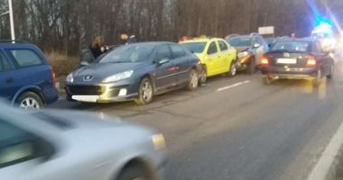 Stire din Eveniment : Doi răniţi într-un accident în care au fost implicate şase autoturisme