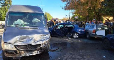Accident rutier cu trei victime, dintre care două încarcerate!