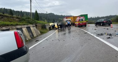 Stire din Eveniment : TRAGEDIE RUTIERĂ! Un bărbat a murit în urma unui accident în care au fost implicate trei maşini