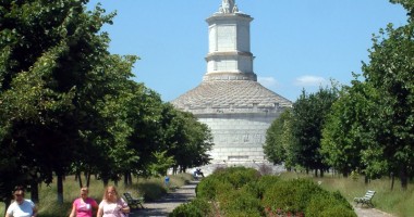 Stire din Cultură-Educație : Misterele originii monumentului de la Adamclisi. A fost construit de Traian sau de Burebista?