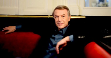 Stire din Cultură-Educație : Concertul lui Adamo în România s-a amânat