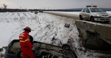 Două victime, după ce un autoturism a derapat și s-a răsturnat