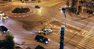 Stire din Eveniment : VIDEO / Accident rutier cu o victima, în Inel II! Una dintre mașini a ajuns pe trotuar