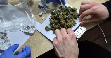 Stire din Eveniment : Au introdus droguri în țară și le-au vândut minorilor. Doi tineri de 23 de ani au fost arestați