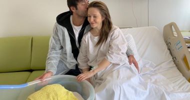 Stire din Monden : Adela Popescu a născut un băiețel sănătos. Prima declarație a vedetei