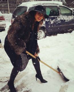 Stire din Monden : Vedete fără fițe.  Adina Halas a ieșit la deszăpezit