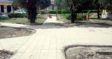 Administrația din Medgidia reabilitează parcul din fața Muzeului de Artă