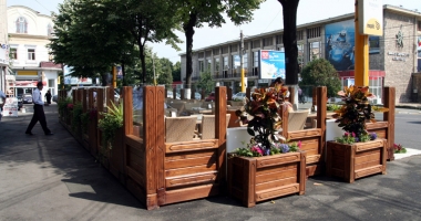 Stire din Eveniment : Patroni de terase  din Constanța, cercetați penal după ce au blocat trotuarul