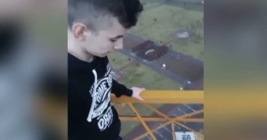 Stire din Eveniment : INCONȘTIENȚĂ! A făcut echilibristică la zeci de metri înălțime. VIDEO