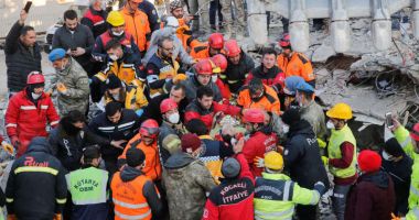 Stire din Actualitate : MINUNILE CONTINUĂ! O adolescentă de 17 ani, salvată de sub dărâmături la zece zile după cutremur