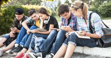 Stire din Social : Studiu îngrijorător! Un elev din cinci spune că i s-a oferit o substanță interzisă în ultimul an