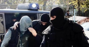 Stire din Eveniment : Cei trei adolescenţi care au înjunghiat un băiat de 16 ani în faţa unei şcoli au fost arestaţi preventiv