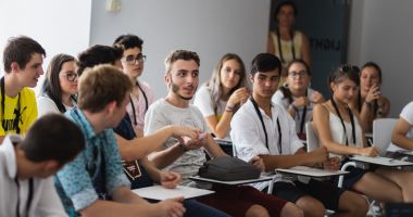 Adolescenții au strâns bani pentru a construi un nou spital - 2
