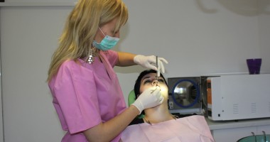 Stire din Sănătate : Medicii atrag atenția: adolescenții nu merg la dentist!