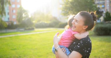 Stire din Social : O mare NEDREPTATE făcută mamelor adoptive. Timpul petrecut alături de cel mic, mult mai important decât banii!