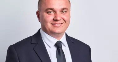Stire din Politică-Administrație : Primarul liberal Adrian Gobeajă anunță reluarea lucrărilor de asfaltare în comuna Amzacea