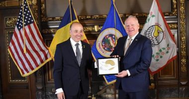 Stire din Actualitate : Ambasadorul României în SUA îl felicită pe Tim Walz, noul vicepreședinte american