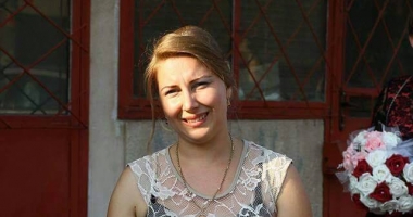 Stire din Eveniment : TÂNĂRA ÎNJUNGHIATĂ, PLÂNSĂ DE PRIETENI: "AI PLECAT PREA DEVREME. DUMNEZEU SĂ TE IERTE"