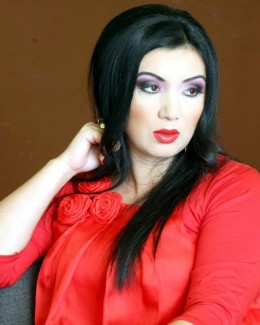 Stire din Monden : Adriana Bahmuțeanu l-a uitat  pe Prigoană. Și-a făcut un nou iubit!