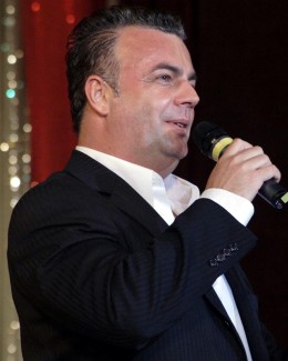Stire din Monden : Adrian Enache cere 3.000 de euro pentru o cântare