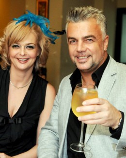 Adrian Enache se împarte la mare între două femei
