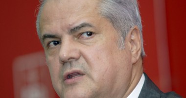 Stire din Politică-Administrație : Năstase renunță la funcția de vicepreședinte al Camerei Deputaților