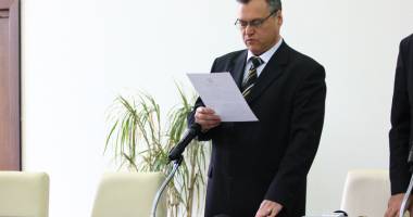 Stire din Politică-Administrație : Noul prefect Adrian Nicolaescu a depus jurământul de credință.  "M-am întors acasă după opt ani"