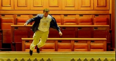Stire din Eveniment : TVR-istul care s-a aruncat în cap de la balconul Parlamentului a intrat cu mașina în gardul Guvernului