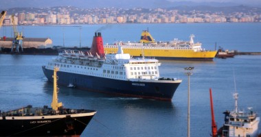 Stire din Economie : Trei echipaje românești, victime ale "rechinilor" din shipping