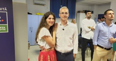 Tensiune și emoții mari în aceste momente la sediul USR din Constanța. "Sunt aici cu colegii și cu familia mea. Ne revedem mâine dimineață, suntem vigilenți" - 2