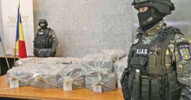 Crimă organizată la Constanța. Prinși în flagrant cu bani falși și sute de grame de cocaină - 2