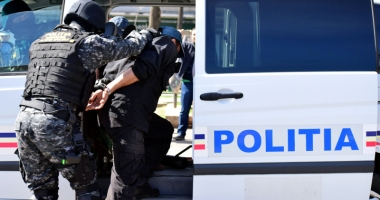 Stire din Eveniment : Crimă organizată la Constanța. Prinși în flagrant cu bani falși și sute de grame de cocaină