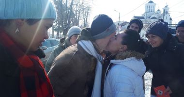 GESTURI FRUMOASE, LA CONSTANȚA. Persoanele cu dizabilități au împărțit mărțișoare - 2