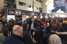 Stire din Social : HAOS pe Aeroportul Otopeni. Vacanță la coadă