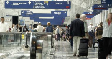 Stire din Eveniment : Doi pensionari români, prinși în aeroport cu bijuterii de lux în valoare de 650.000 de euro