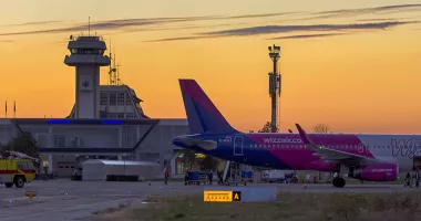 Stire din Actualitate : Un pensionar a vrut să se îmbarce în avion cu soția moartă, într-un scaun cu rotile