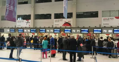 Stire din Actualitate : Zeci de pasageri, blocați pe Aeroportul Otopeni de 24 de ore: "Și-au bătut joc de noi!"